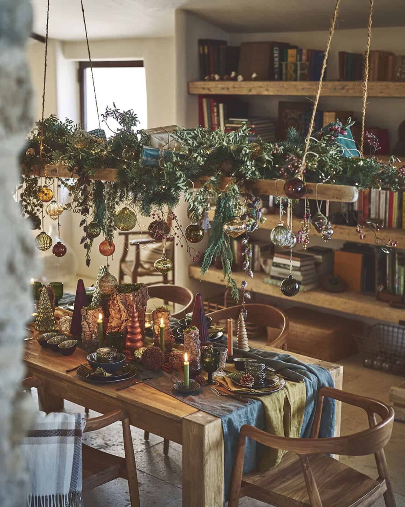 dining-table-with-christmas-decorations