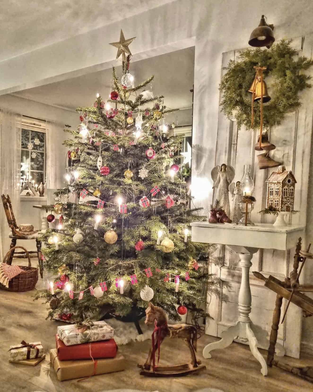 christmas-decorated-living-room-with-a-christmas-tree