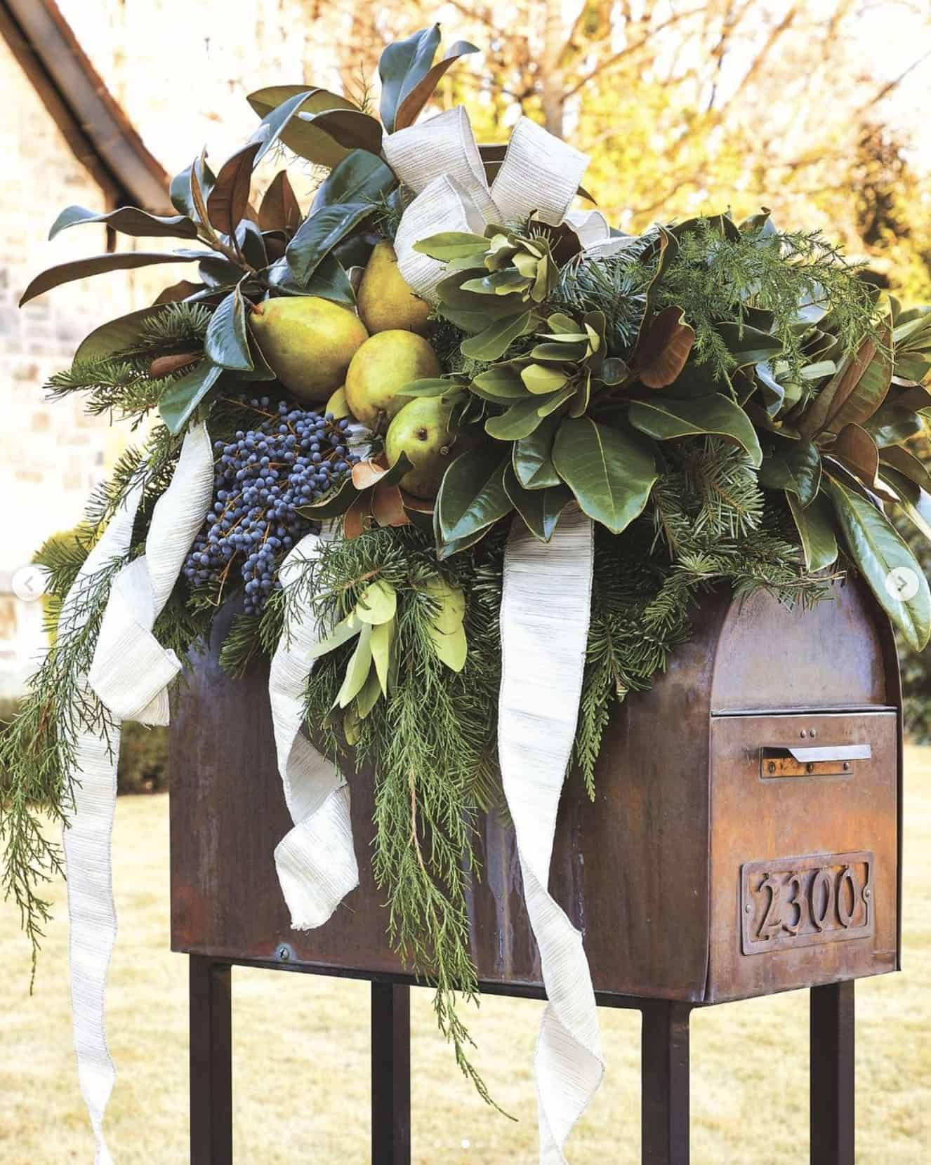 outdoor-mailbox-decorated-with-christmas-garland