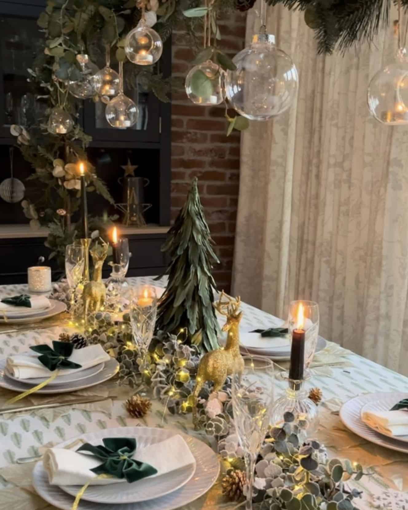 christmas-decorated-dining-table