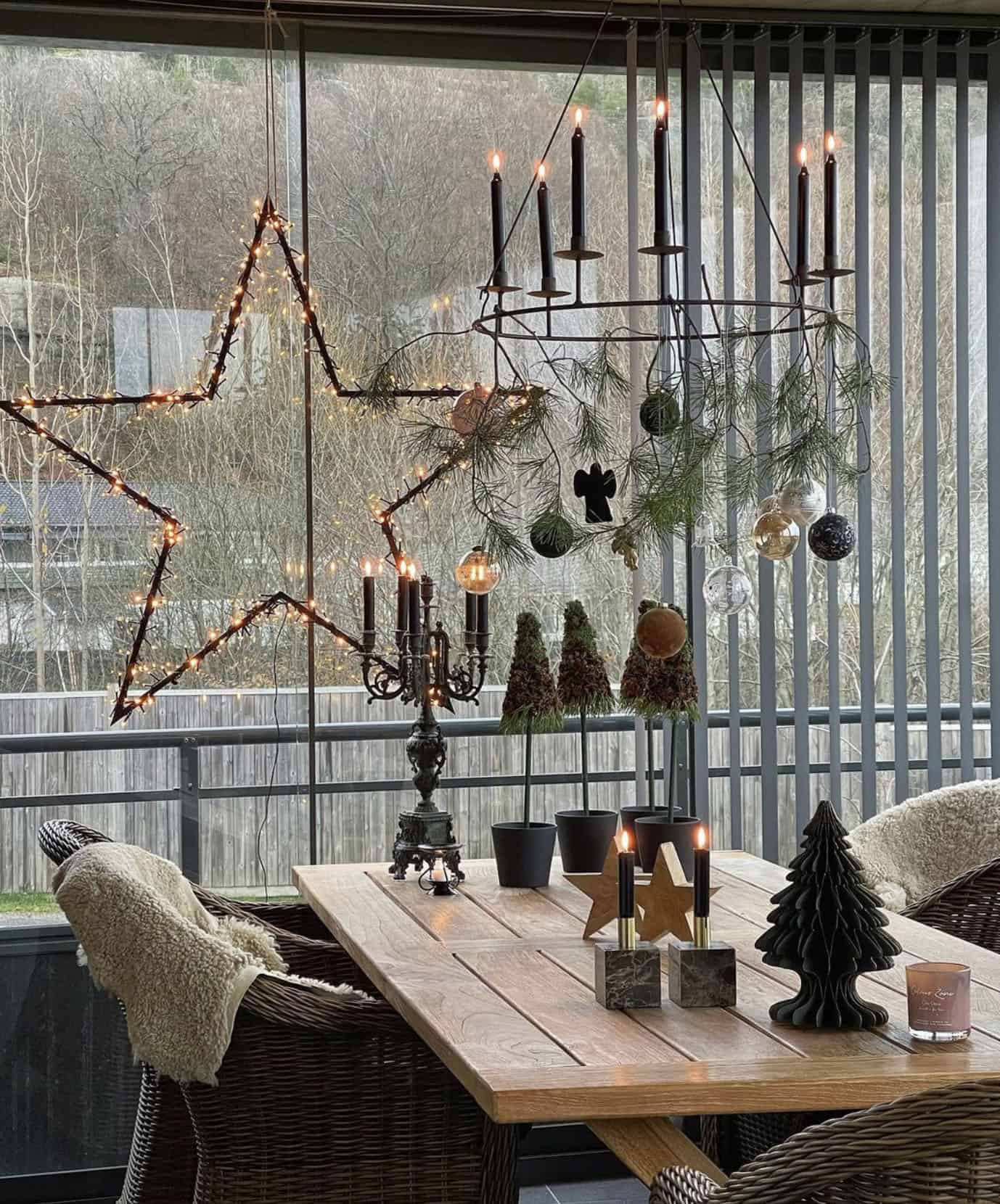 outdoor-dining-with-christmas-decorations