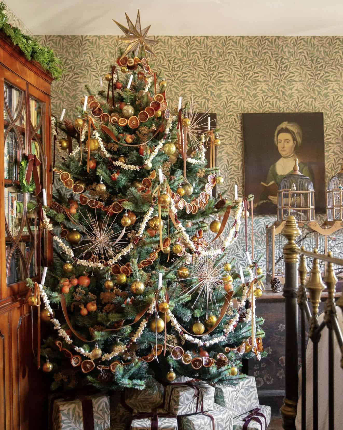 christmas-tree-with-a-mix-of-garlands-and-a-star-topper