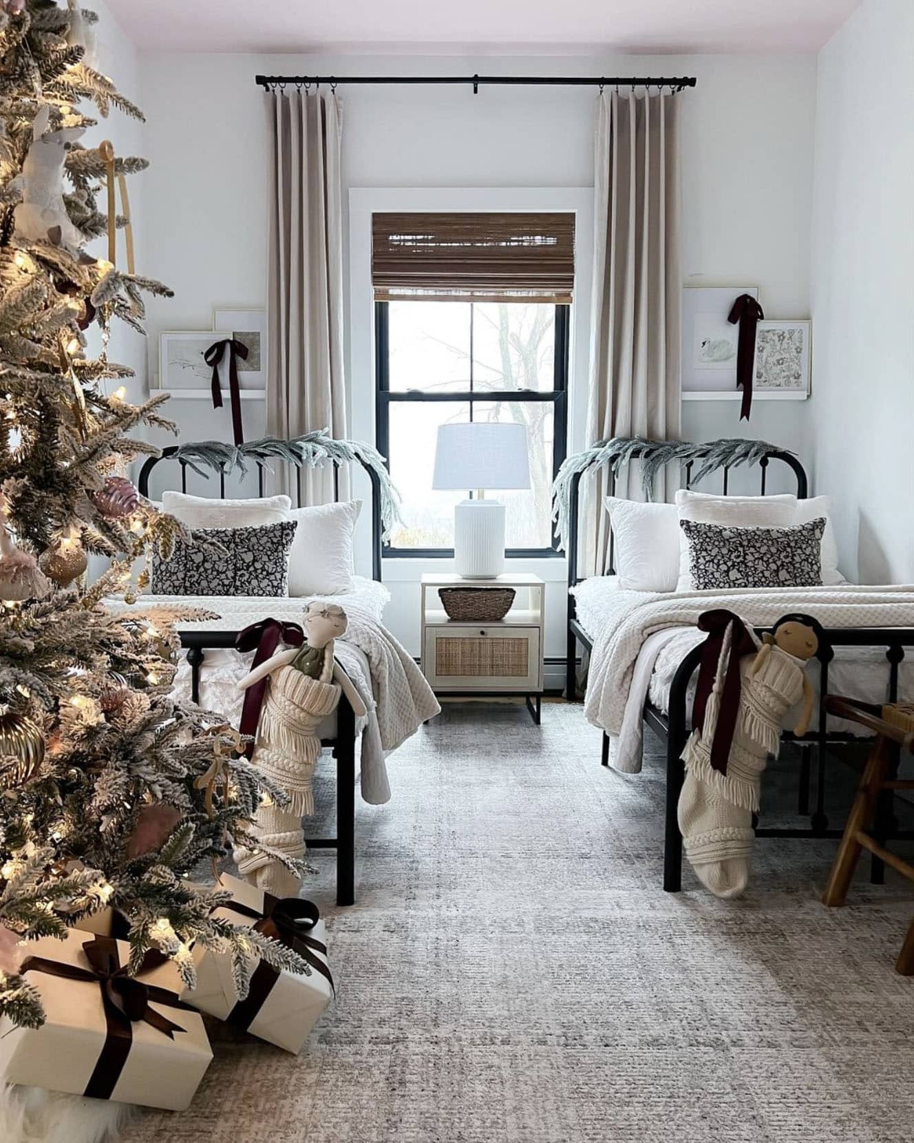 cozy-christmas-decorated-girls-bedroom 