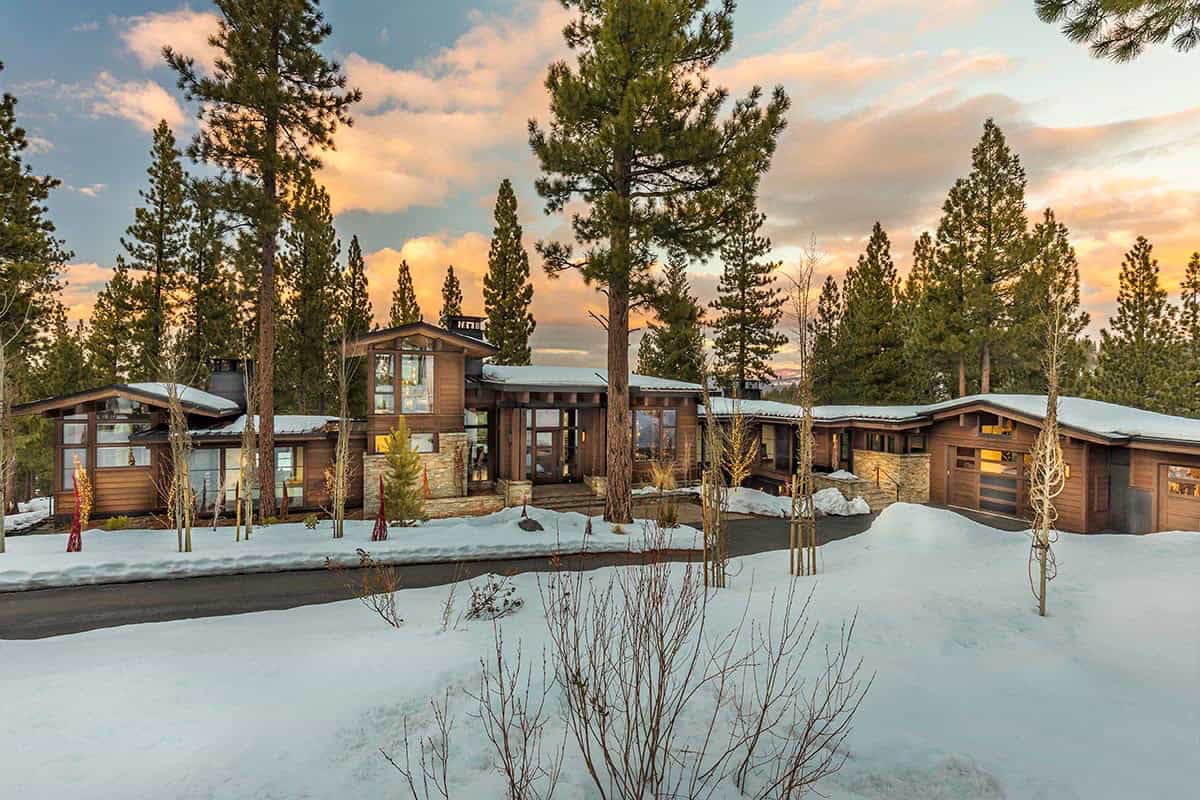 mountain-home-exterior-with-snow