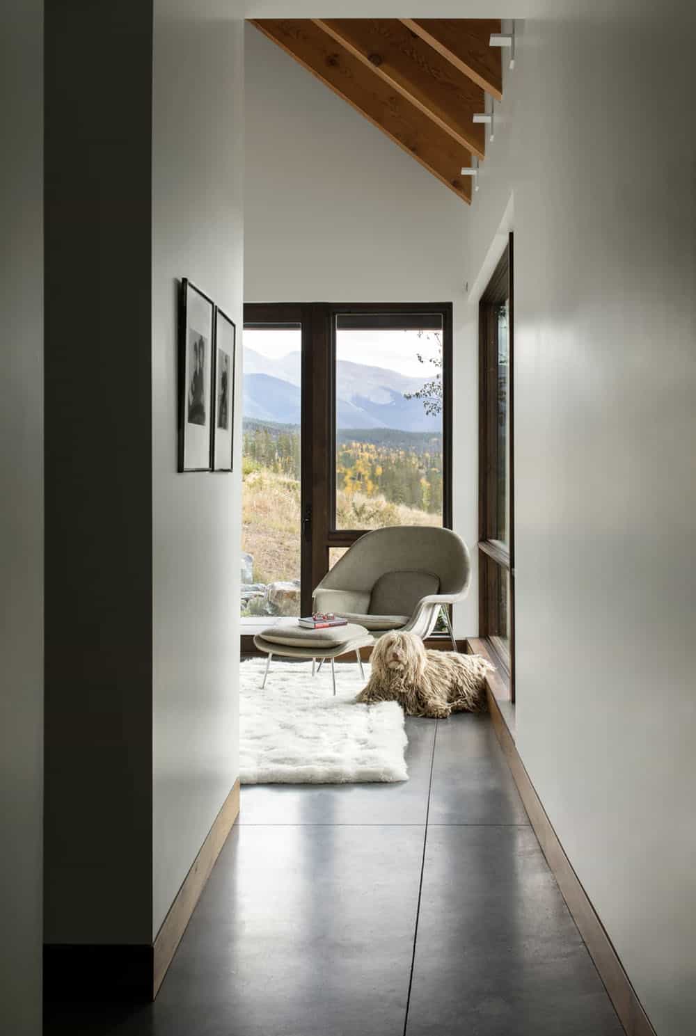 mountain-contemporary-hallway