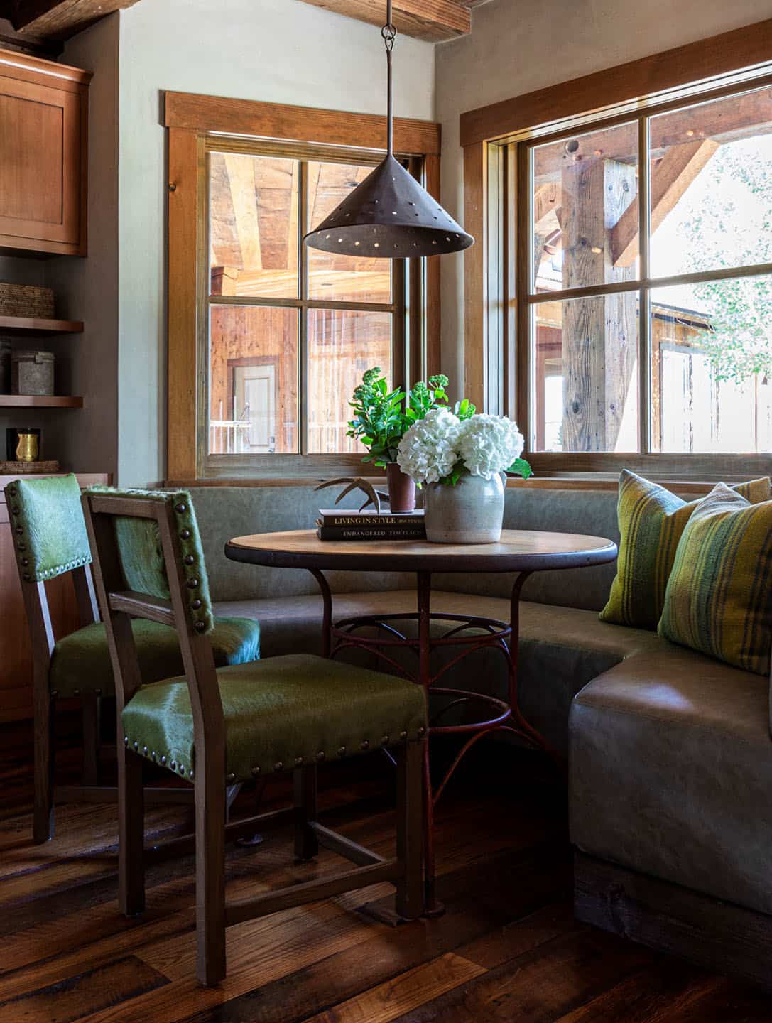 mountain-modern-style-dining-room-banquette