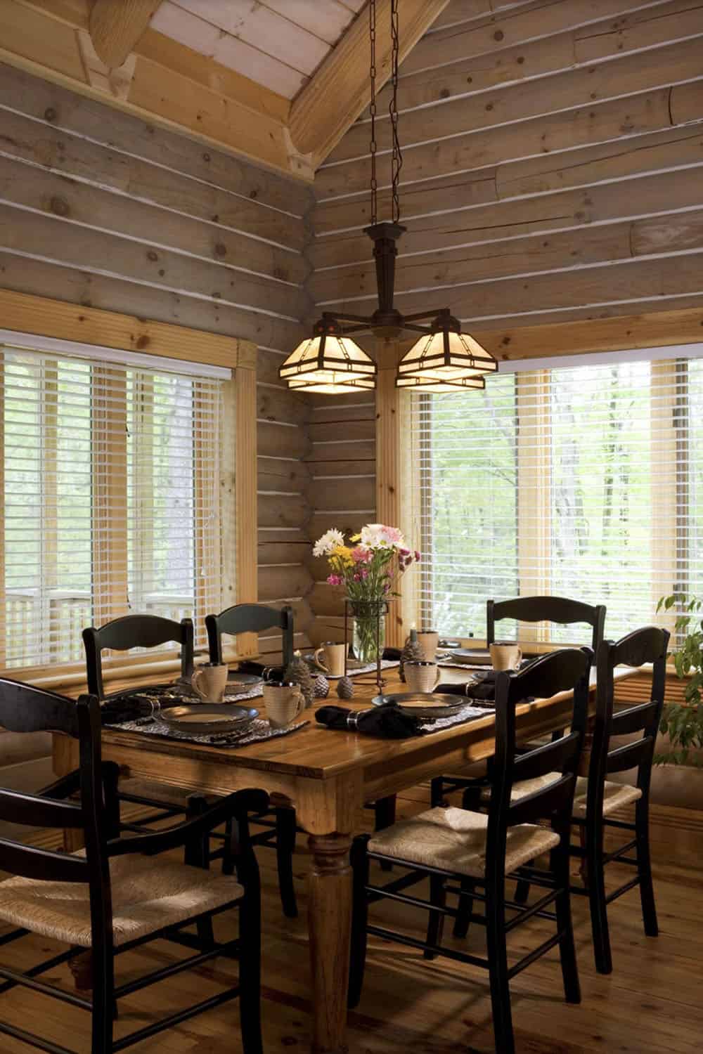 traditional-style-dining-room