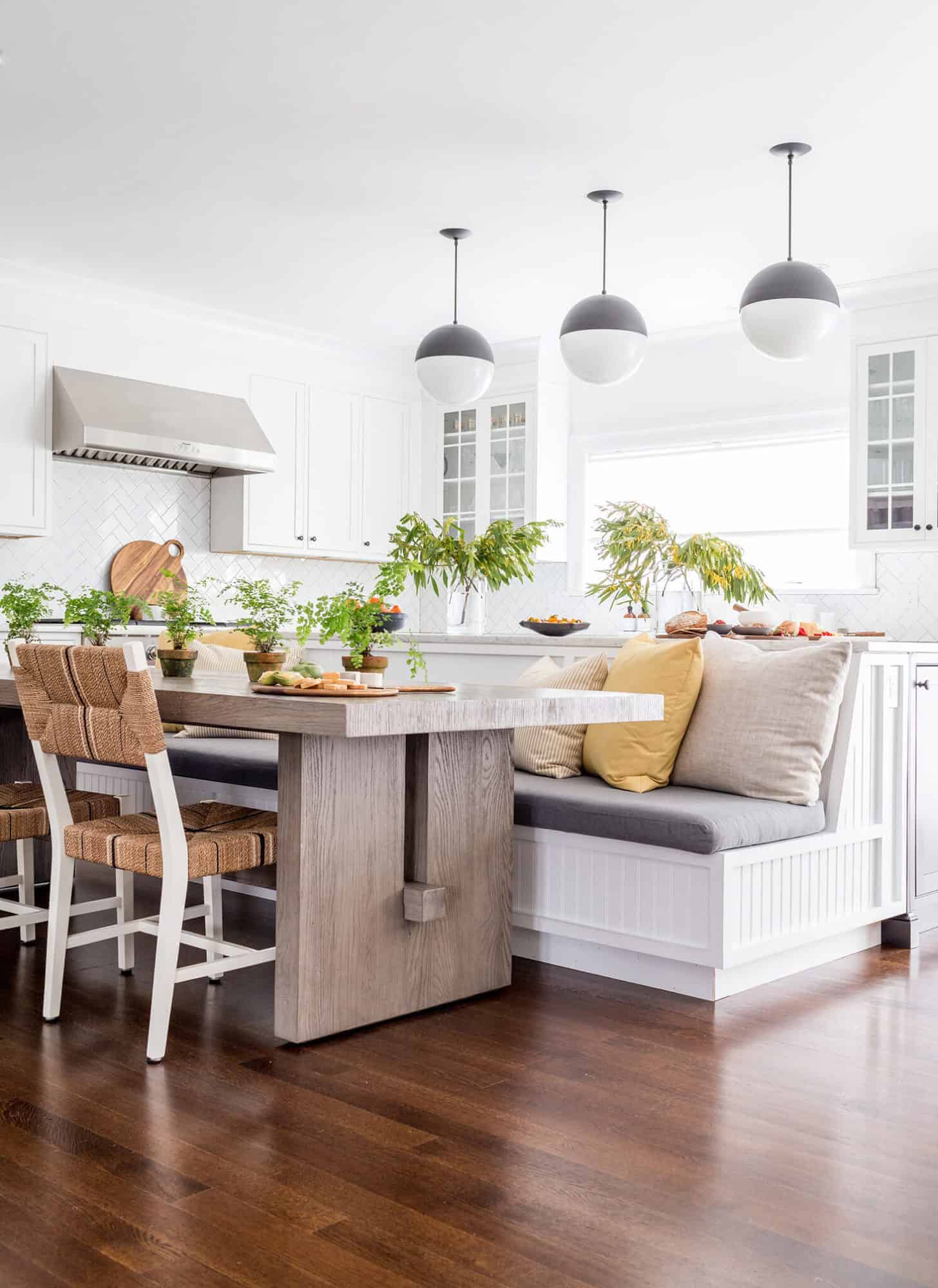 contemporary-kitchen-with-a-built-in-dining-banquette