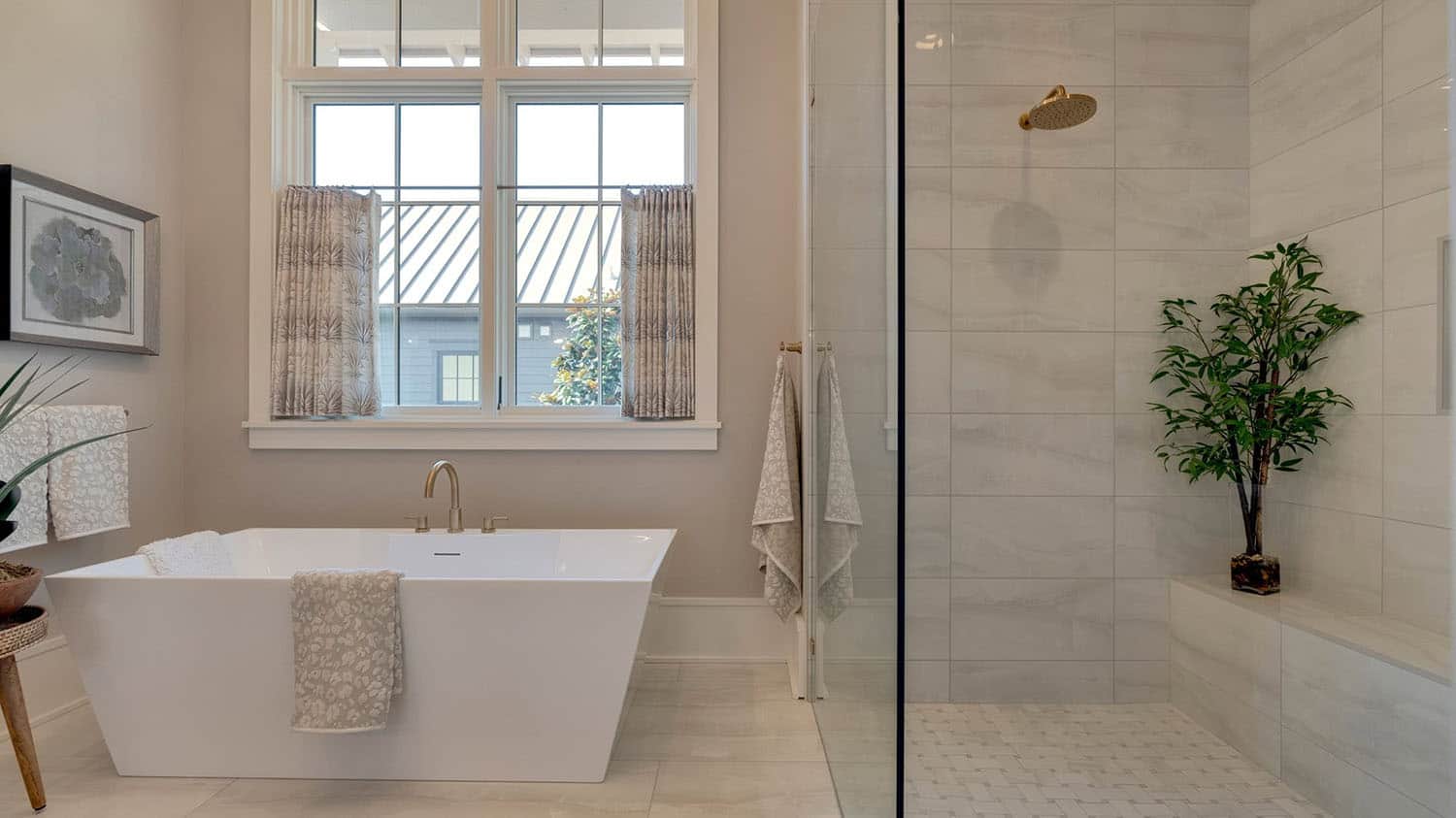 coastal-style-bathroom-soaking-tub