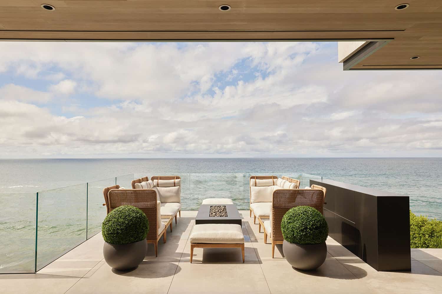 contemporary-patio-with-outdoor-furniture-overlooking-the-pacific-ocean