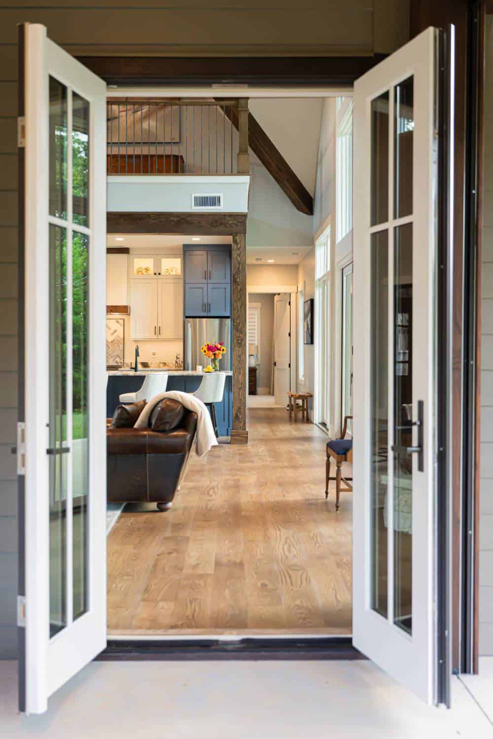 contemporary-craftsman-style-entry