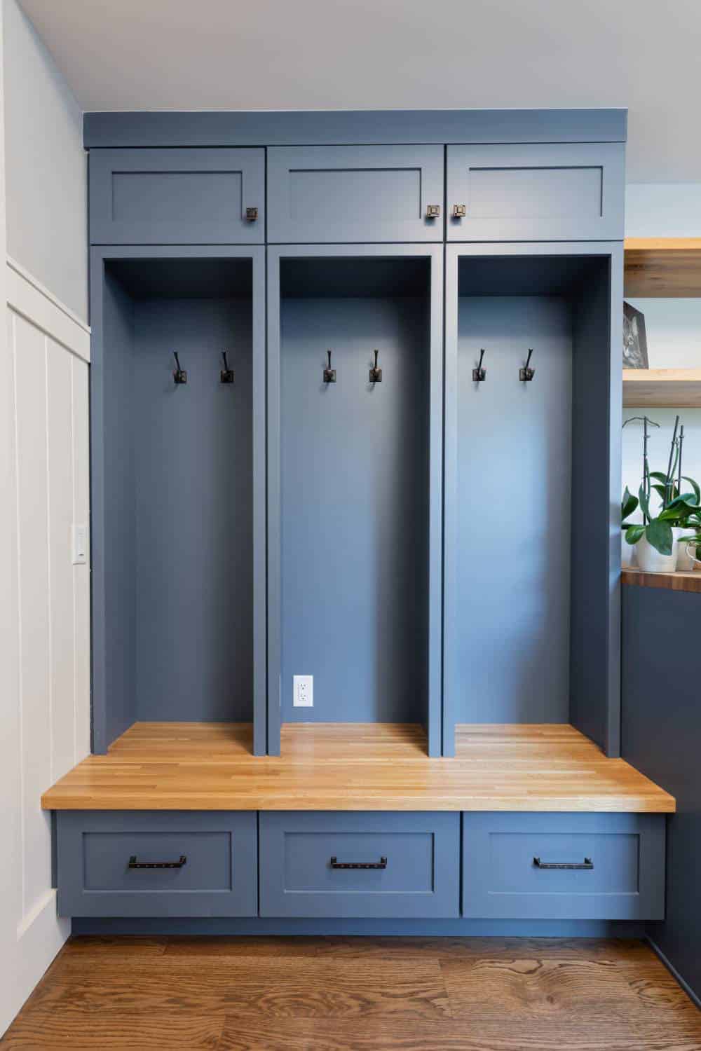 contemporary-craftsman-style-mudroom-with-built-in-storage-cabinets