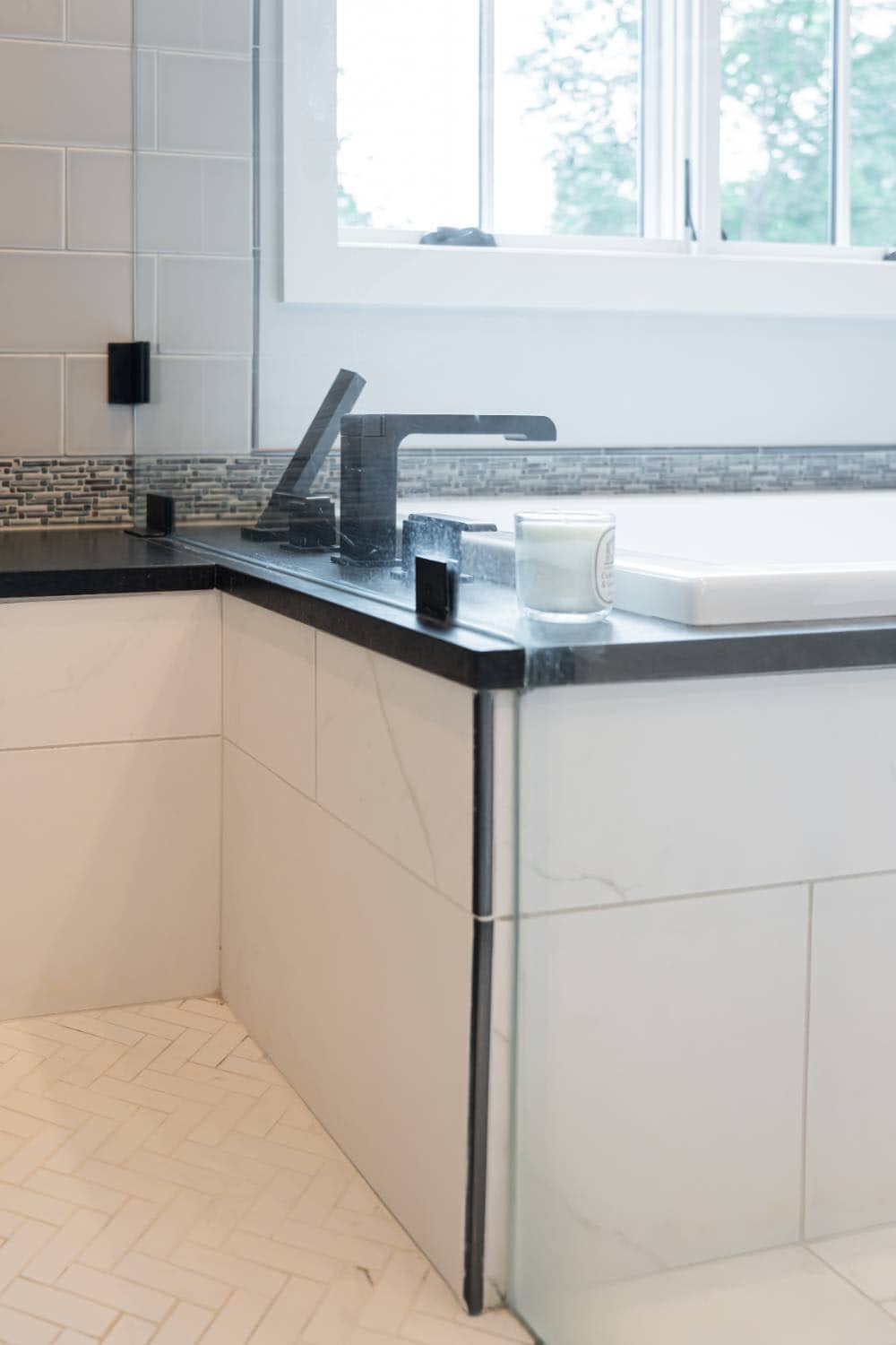 contemporary-bathroom-tub-detail
