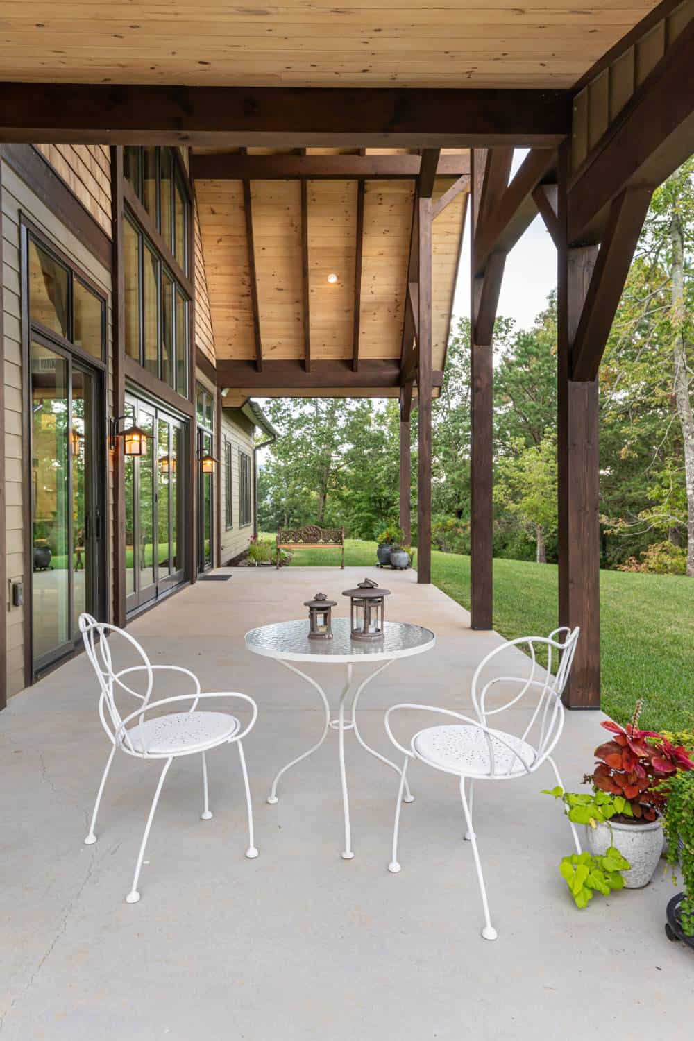 contemporary-craftsman-style-covered-porch-with-outdoor-dining