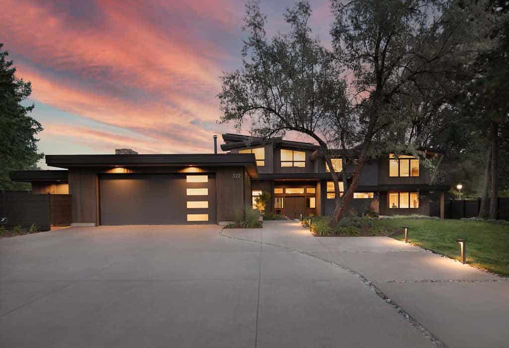 modern-home-exterior-at-dusk