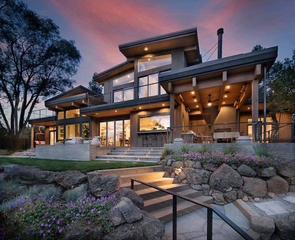 modern-home-exterior-backyard-view-at-dusk