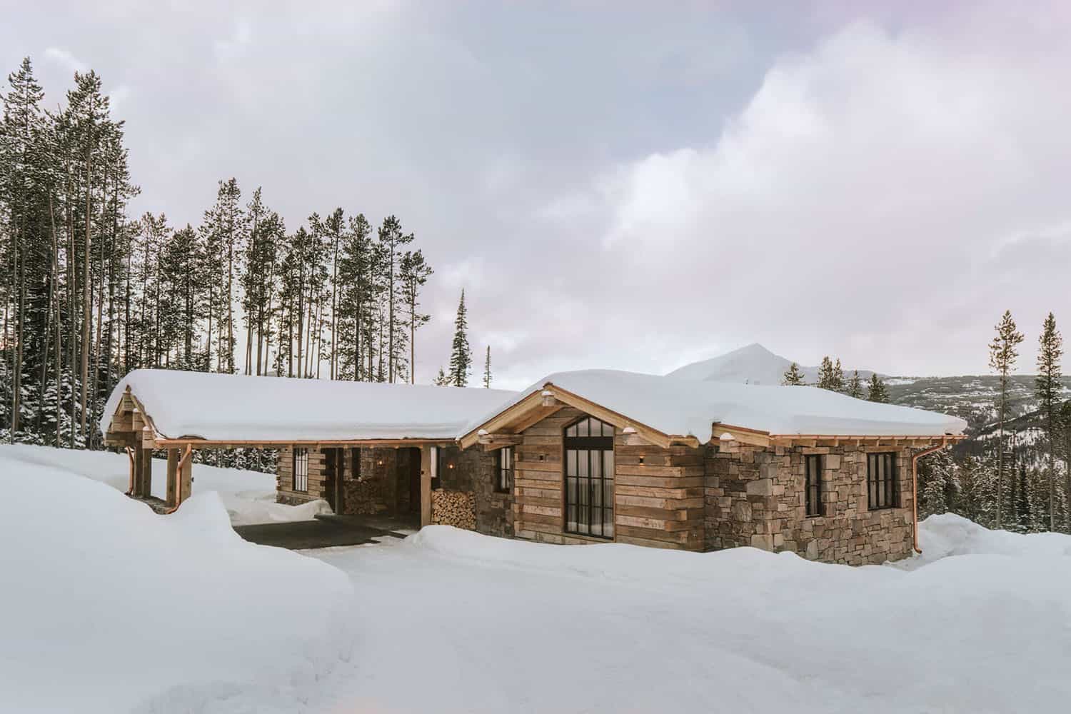 mountain-modern-guest-cabin-exterior-with-snow