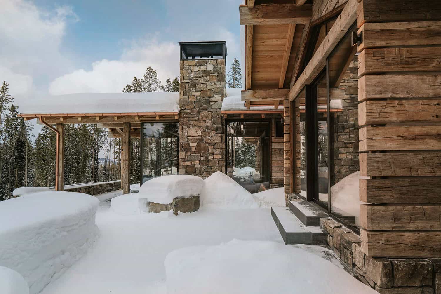 mountain-modern-guest-cabin-exterior-with-snow