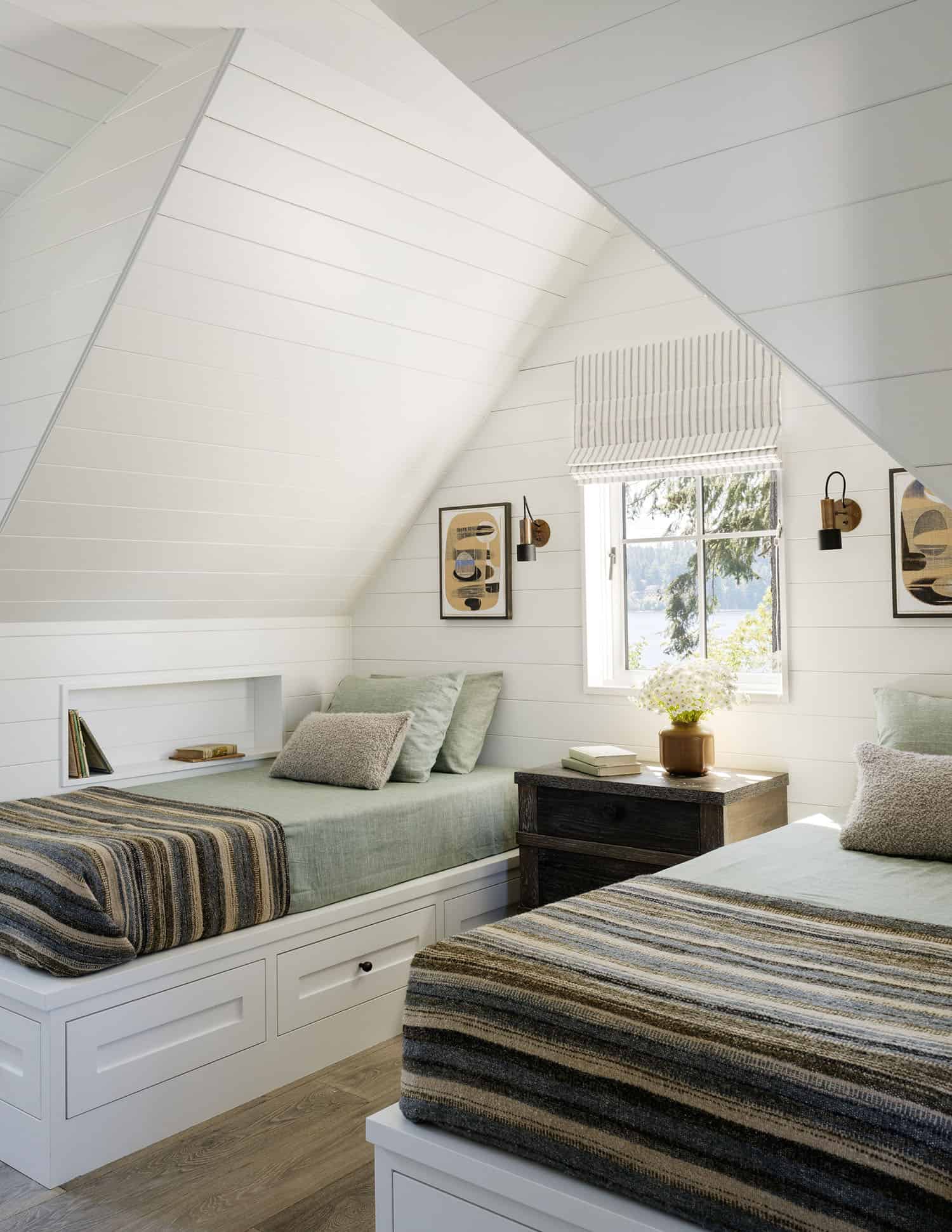 contemporary-guest-house-bunk-bedroom