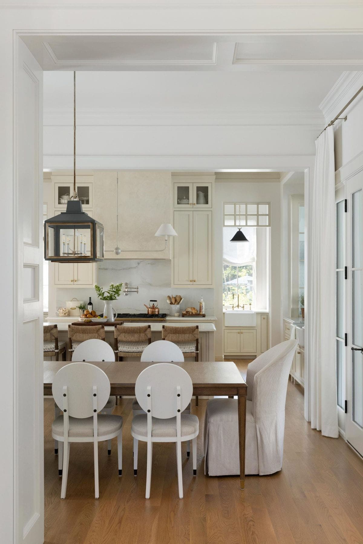 transitional-style-dining-room