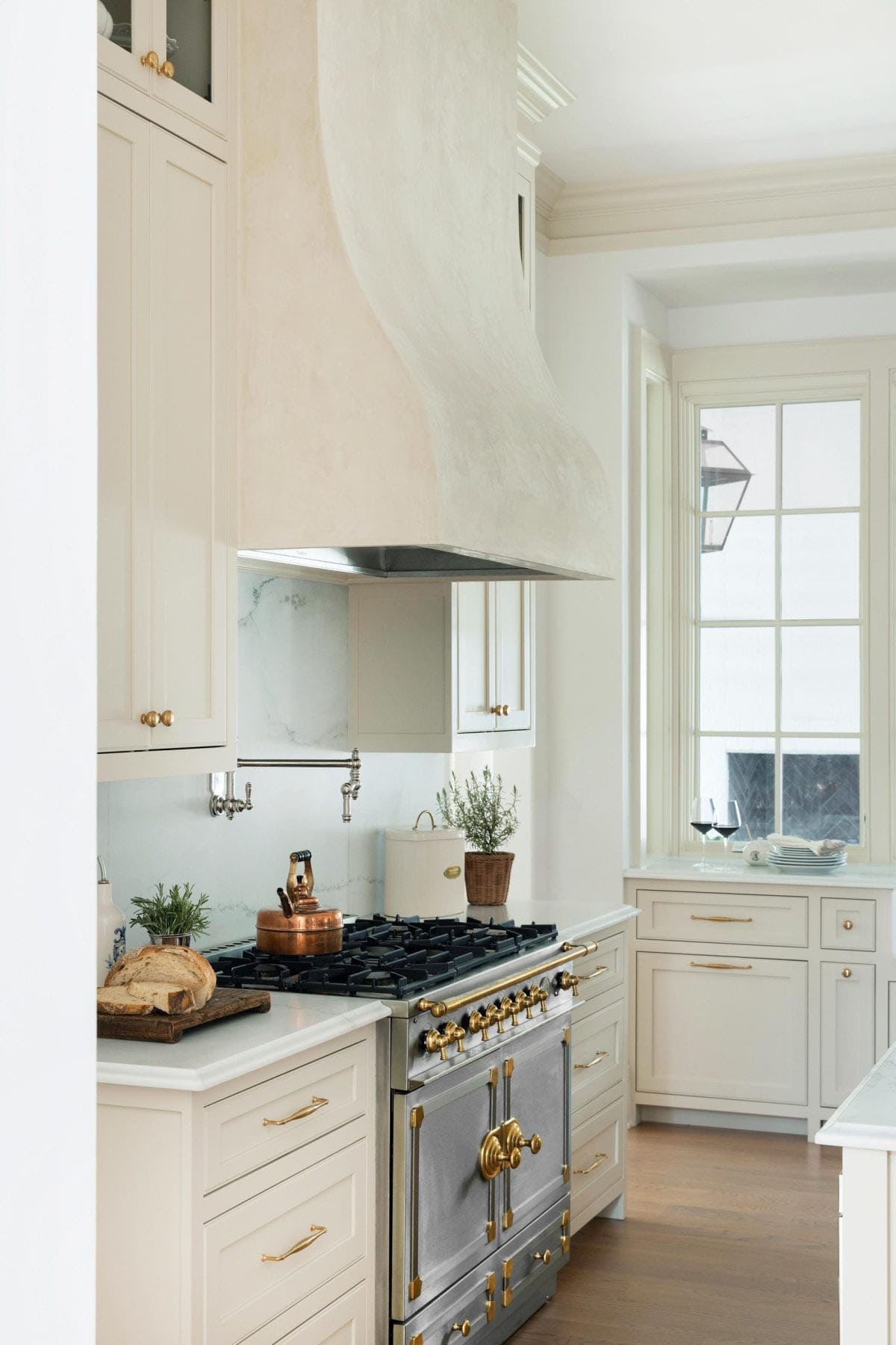 transitional-style-kitchen-range-wall