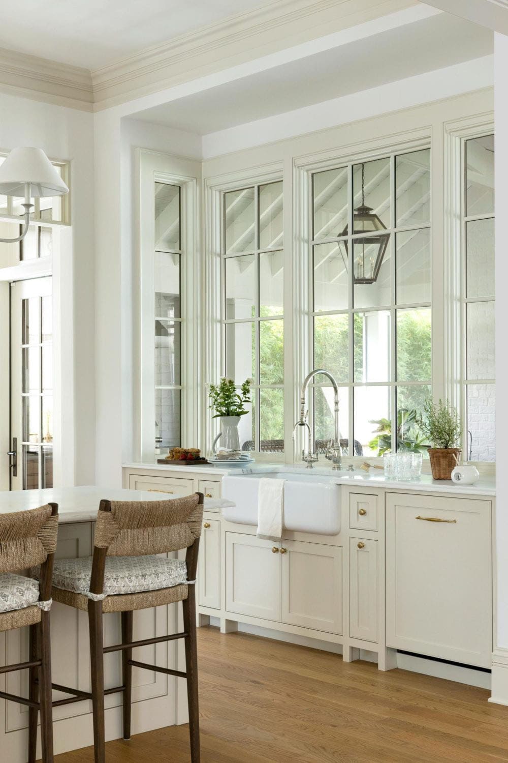 transitional-style-kitchen-with-windows