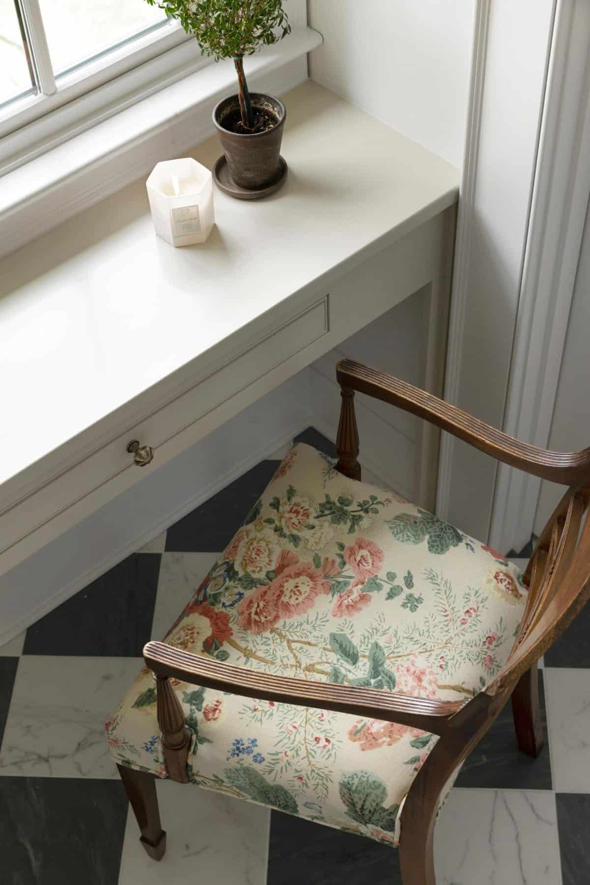 transitional-style-cozy-desk-nook