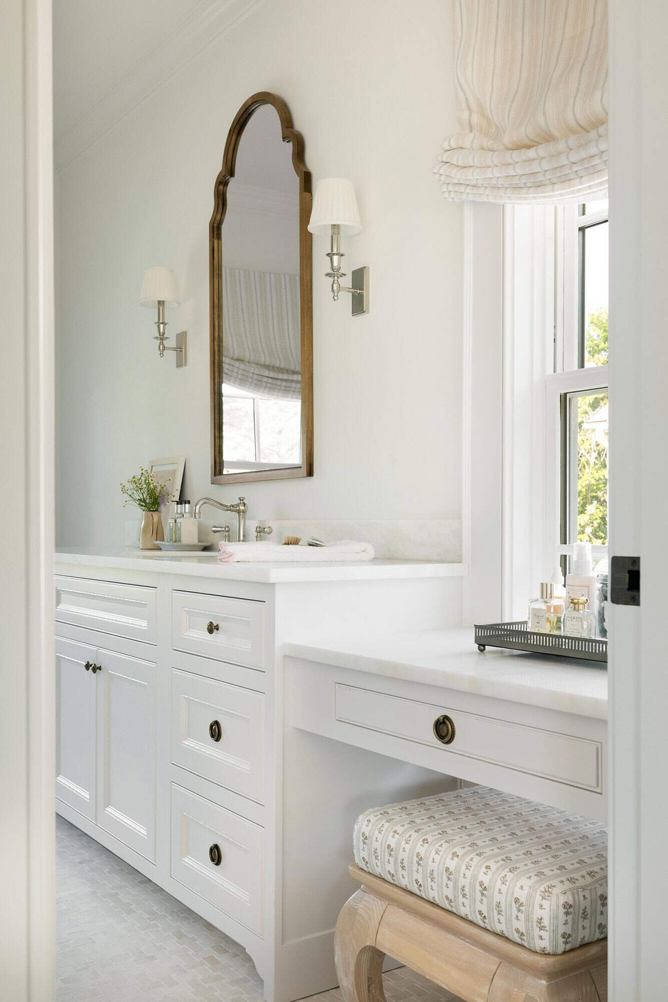 transitional-style-kids-bathroom-vanity