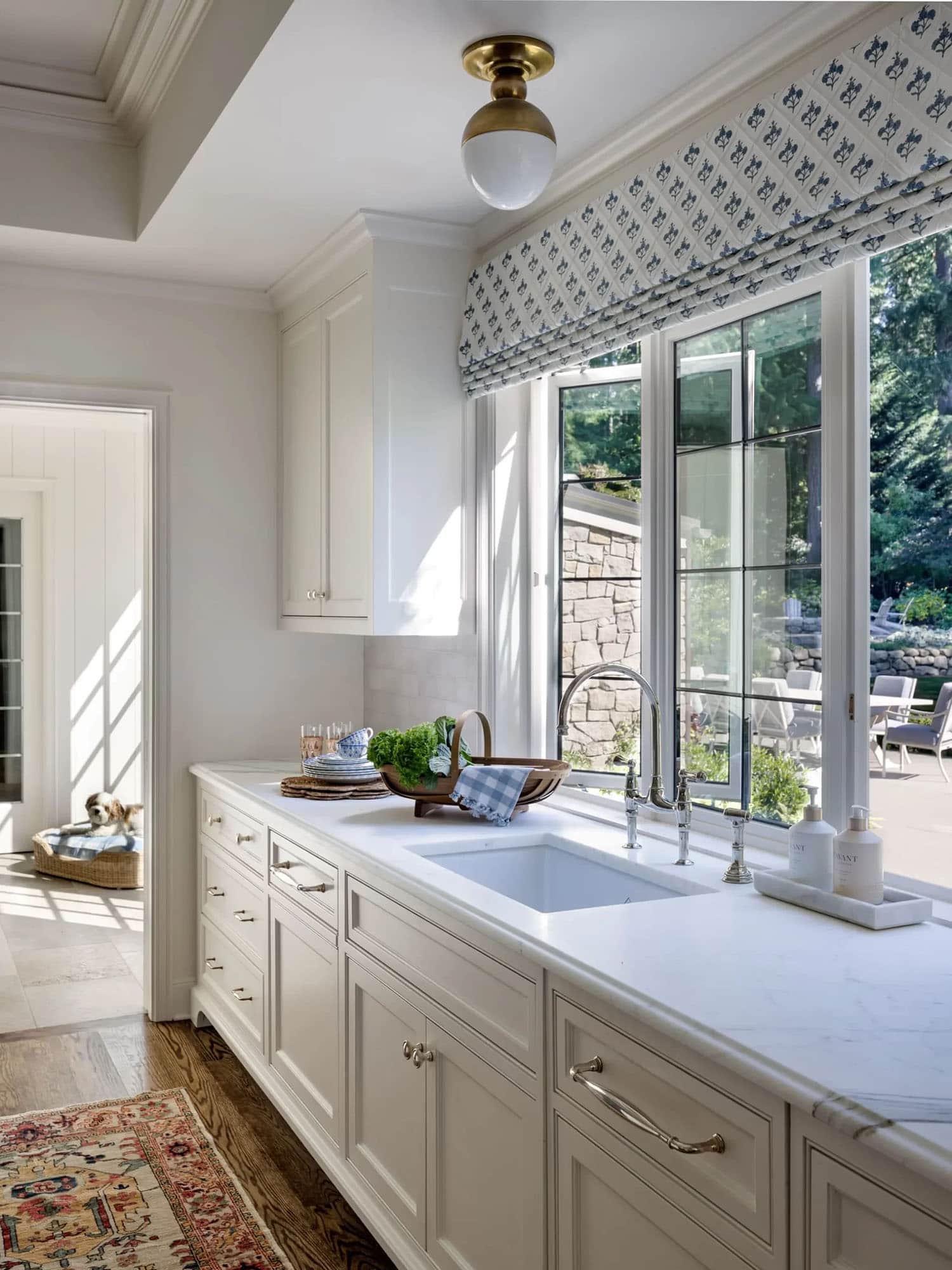 traditional-style-kitchen-with-large-windows