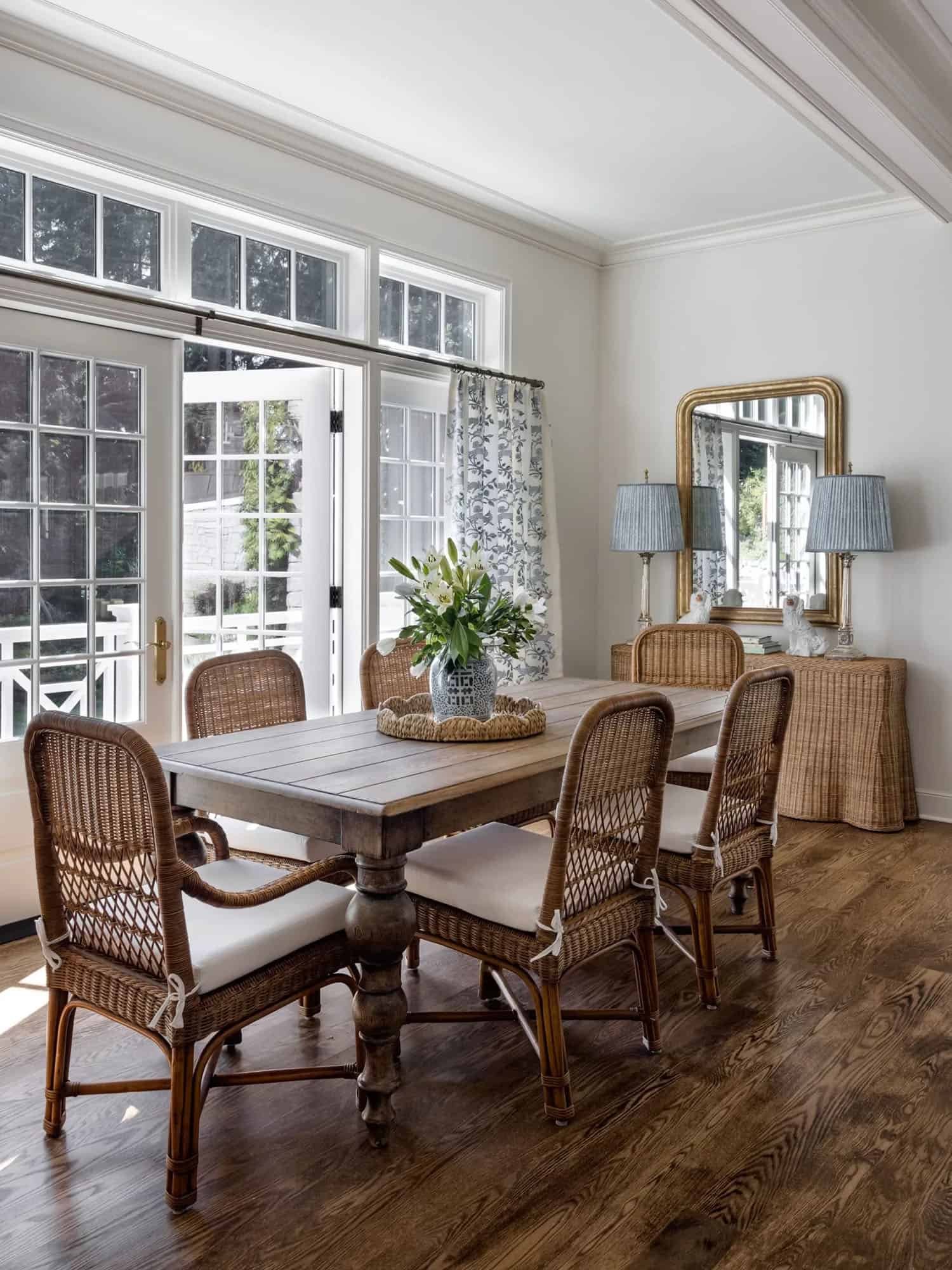 traditional-style-dining-room