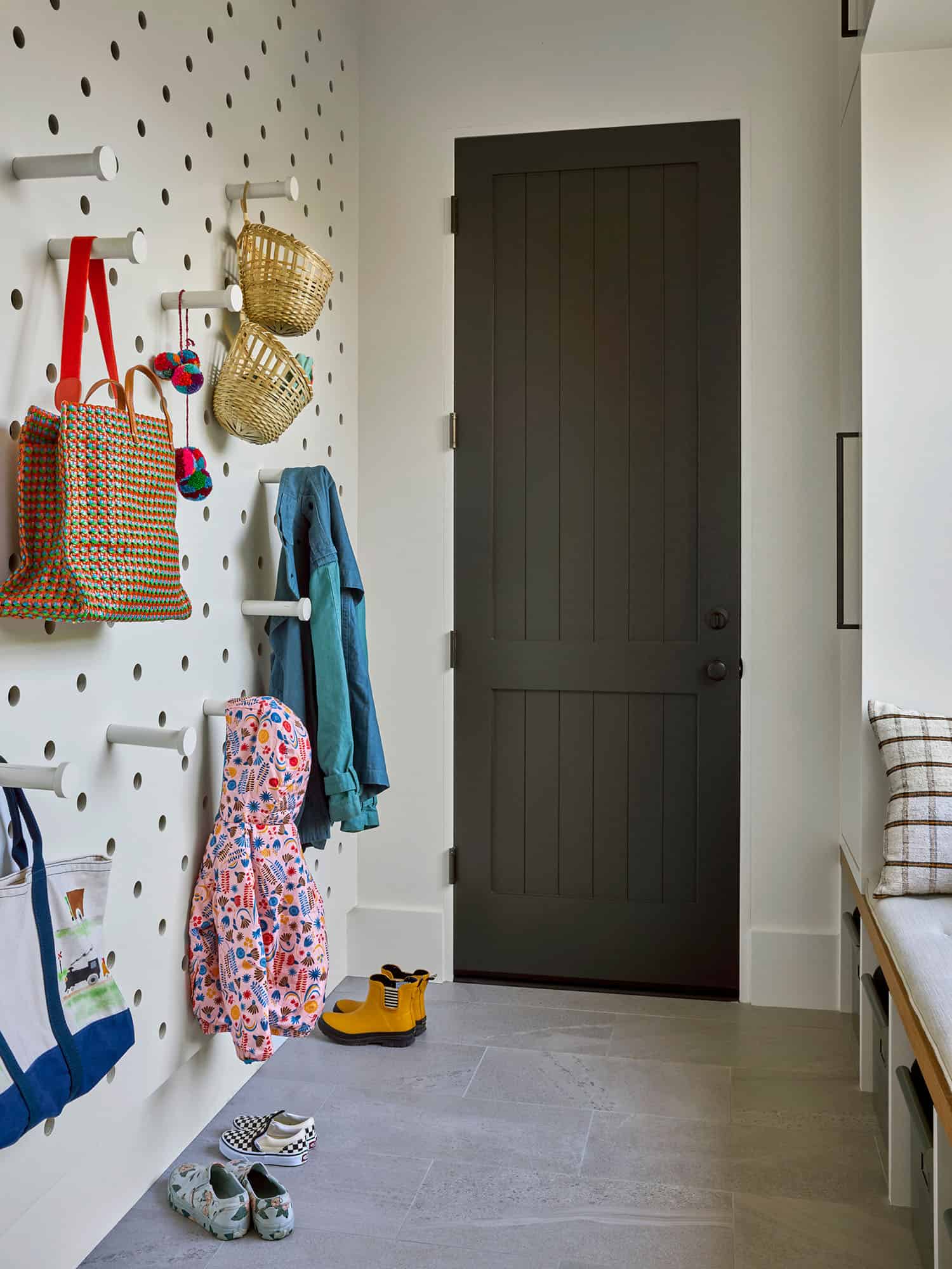 beach-style-mudroom-entry