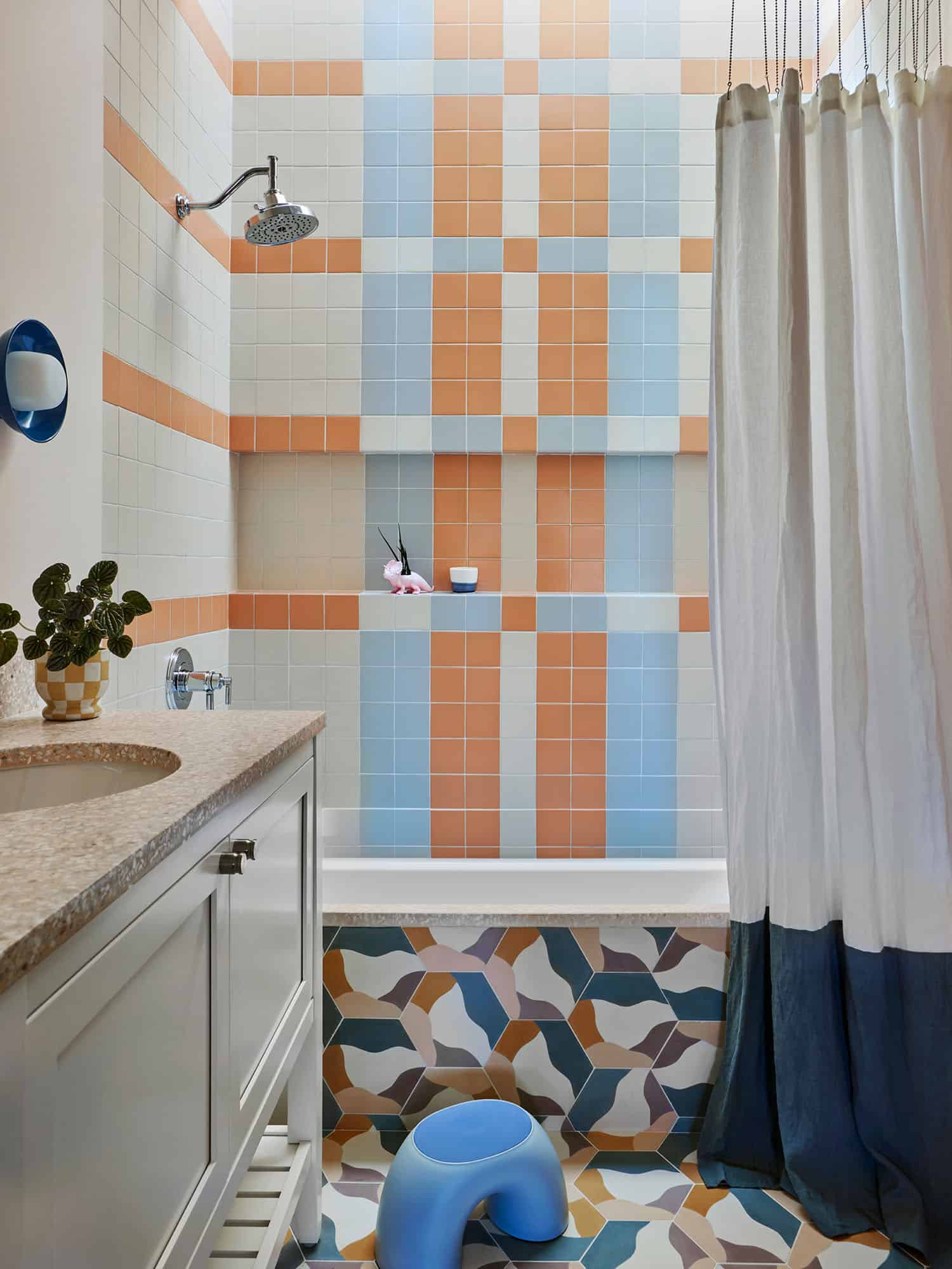 beach-style-kids-bathroom