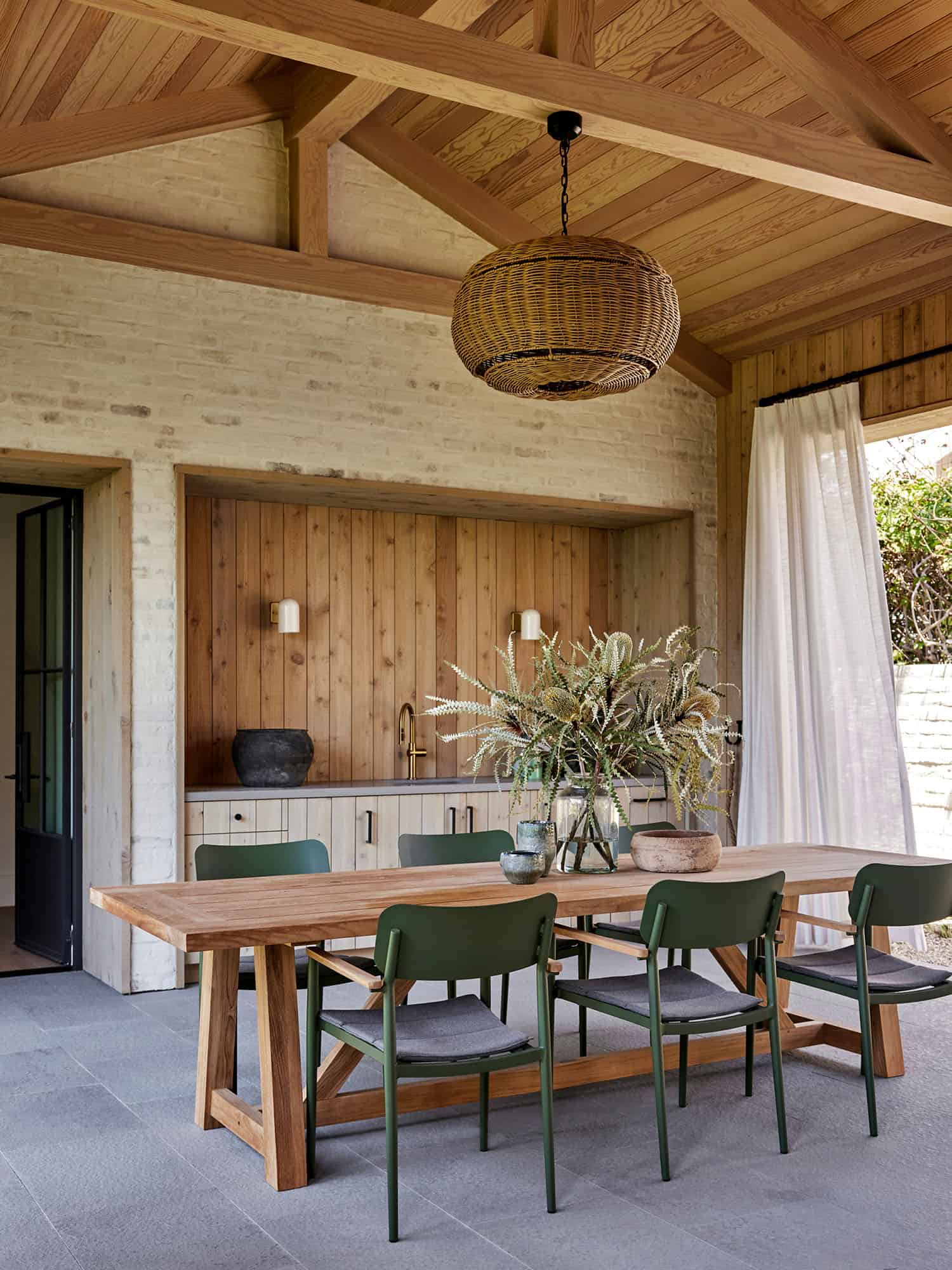 beach-style-dining-room