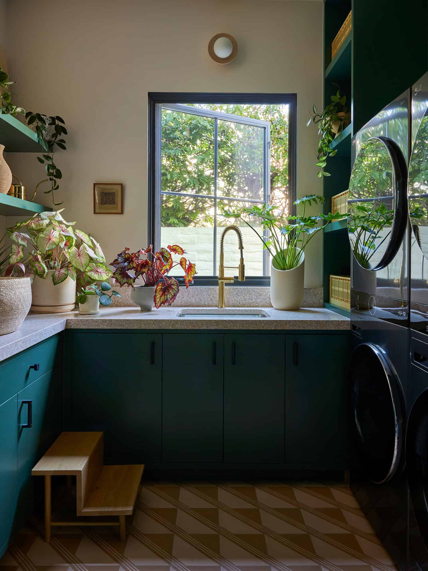 beach-style-laundry-room