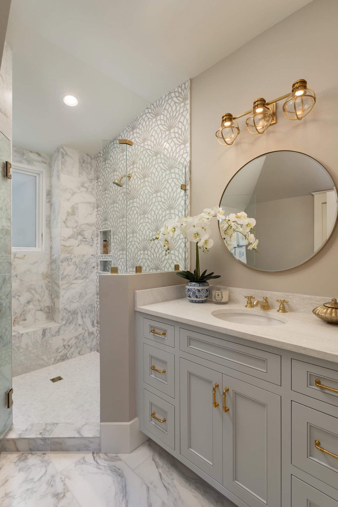 beach-style-bathroom-with-a-vanity-and-shower