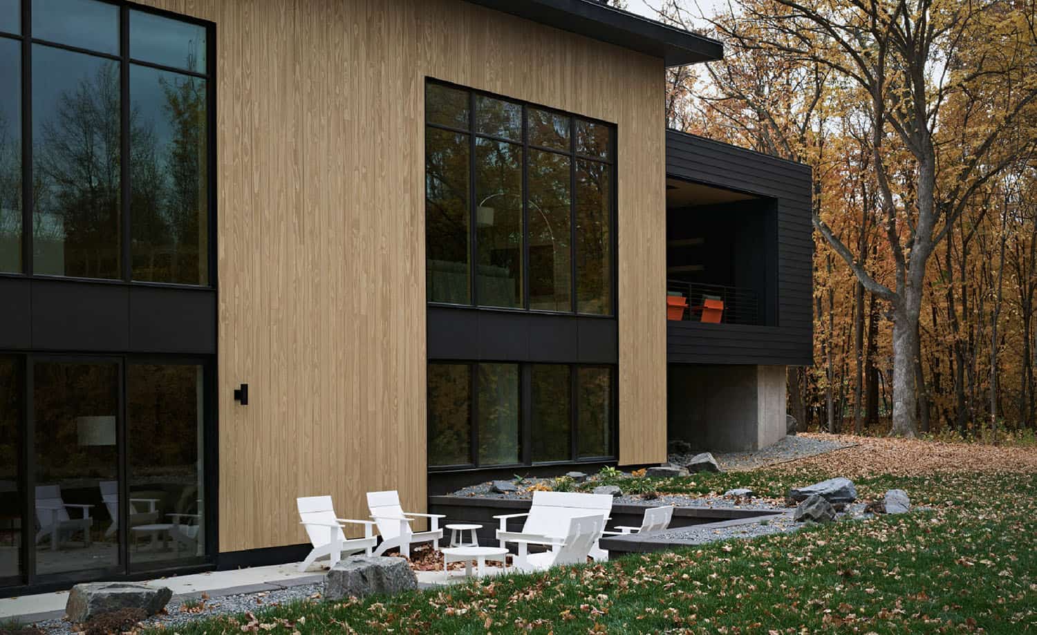 mid-century-modern-home-exterior-backyard-patio