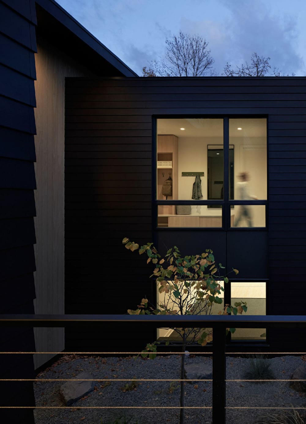 mid-century-modern-home-exterior-at-dusk