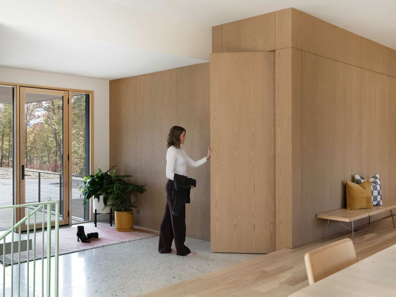 mid-century-modern-home-foyer-closet