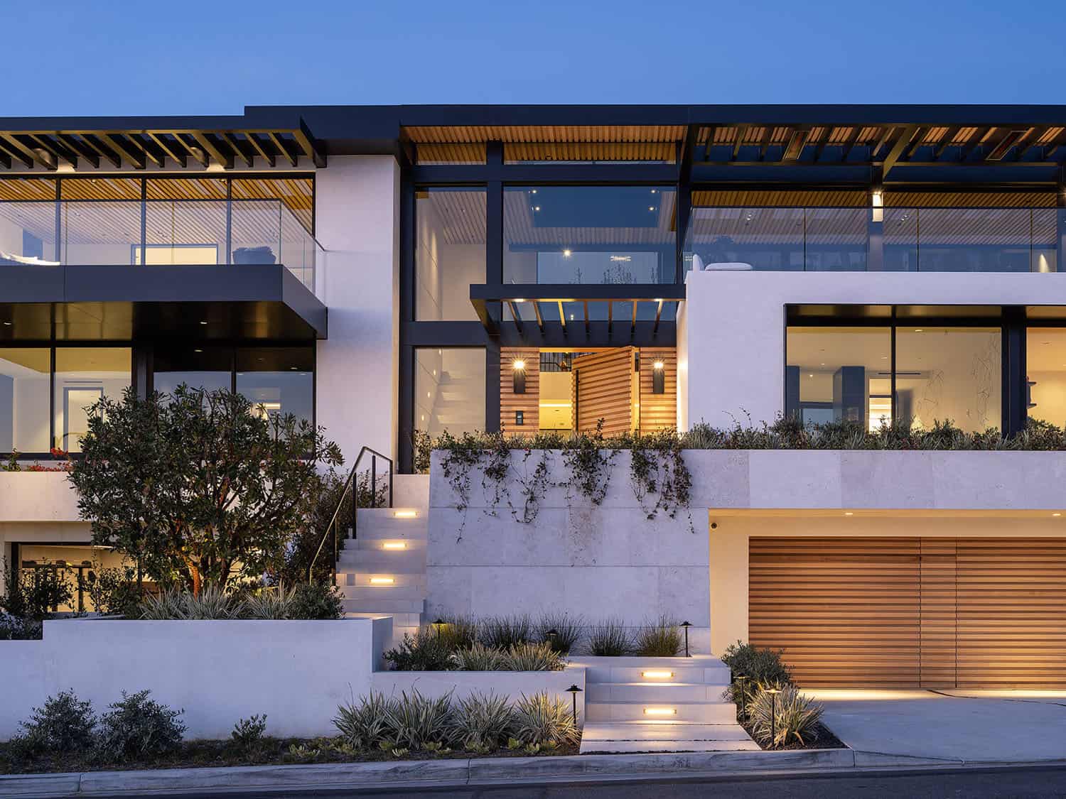 modern-beach-house-exterior-at-dusk
