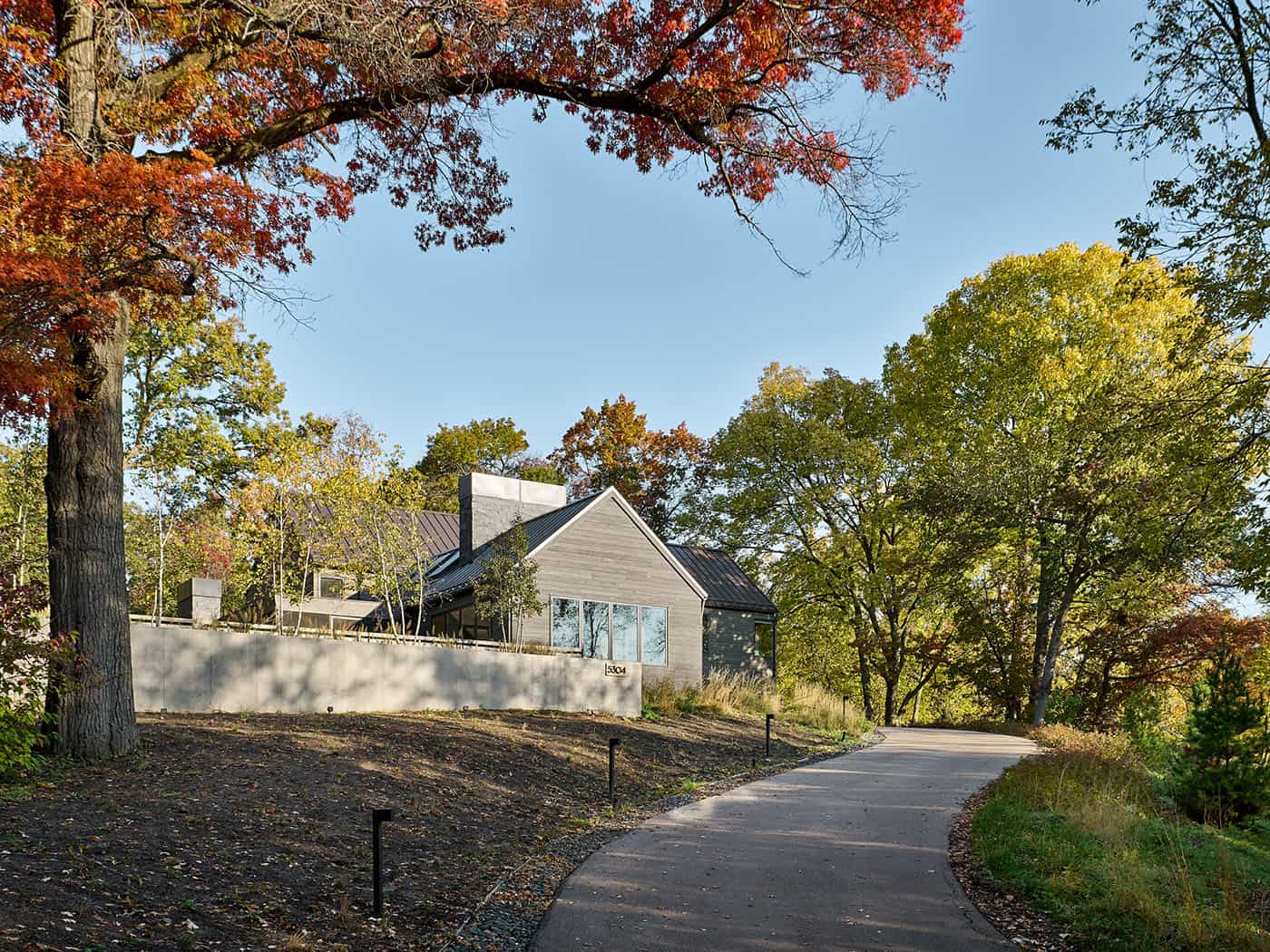 modern-hilltop-home-exterior