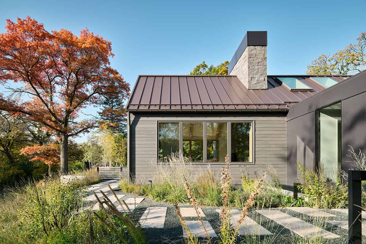 modern-hilltop-home-exterior