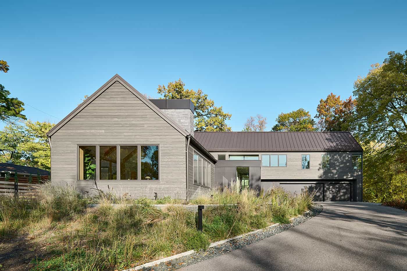 modern-hilltop-home-exterior