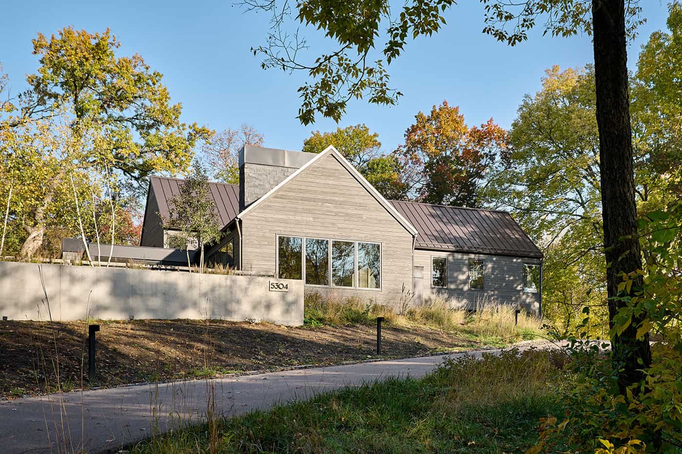 modern-hilltop-home-exterior