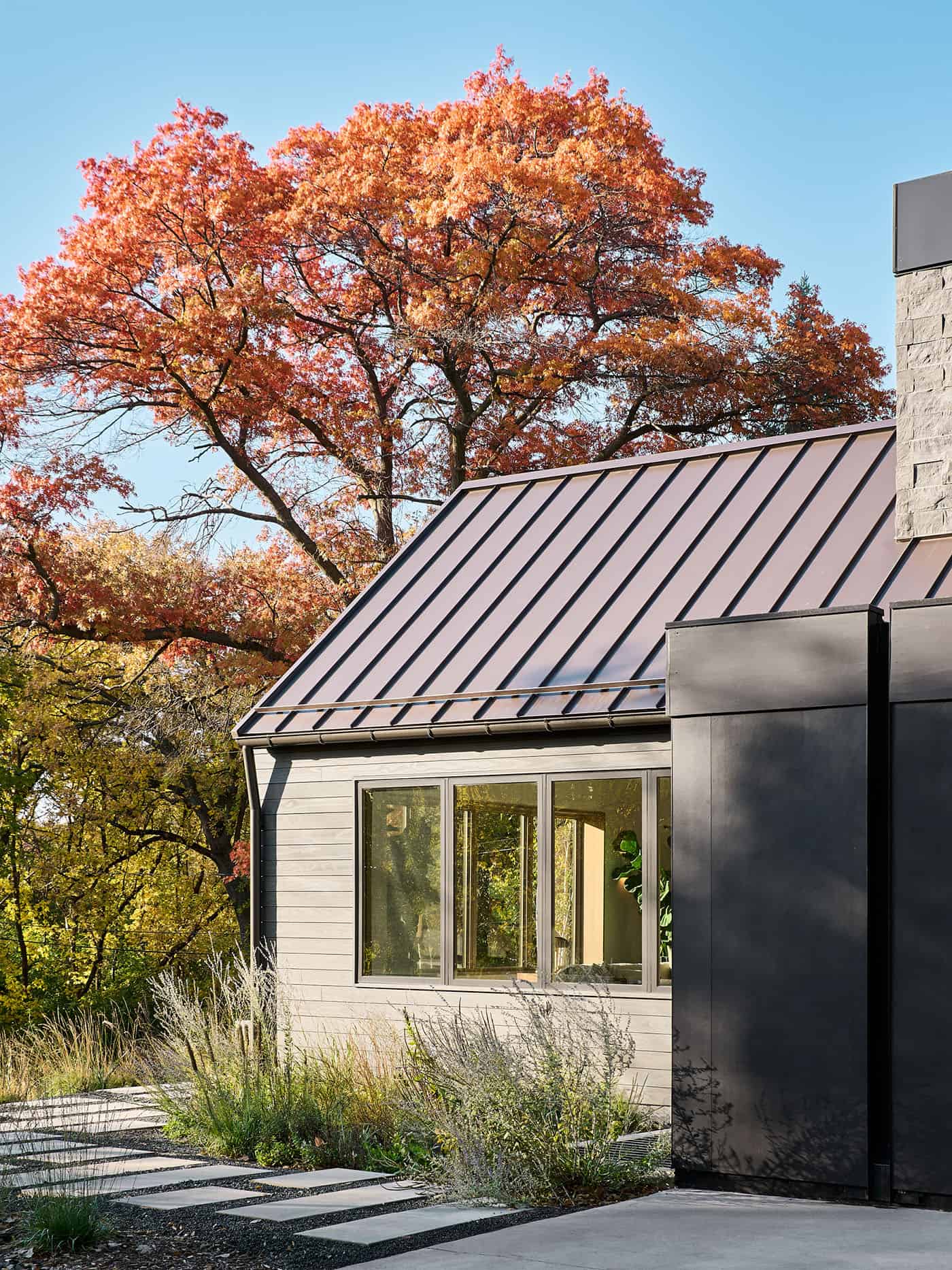 modern-hilltop-home-exterior