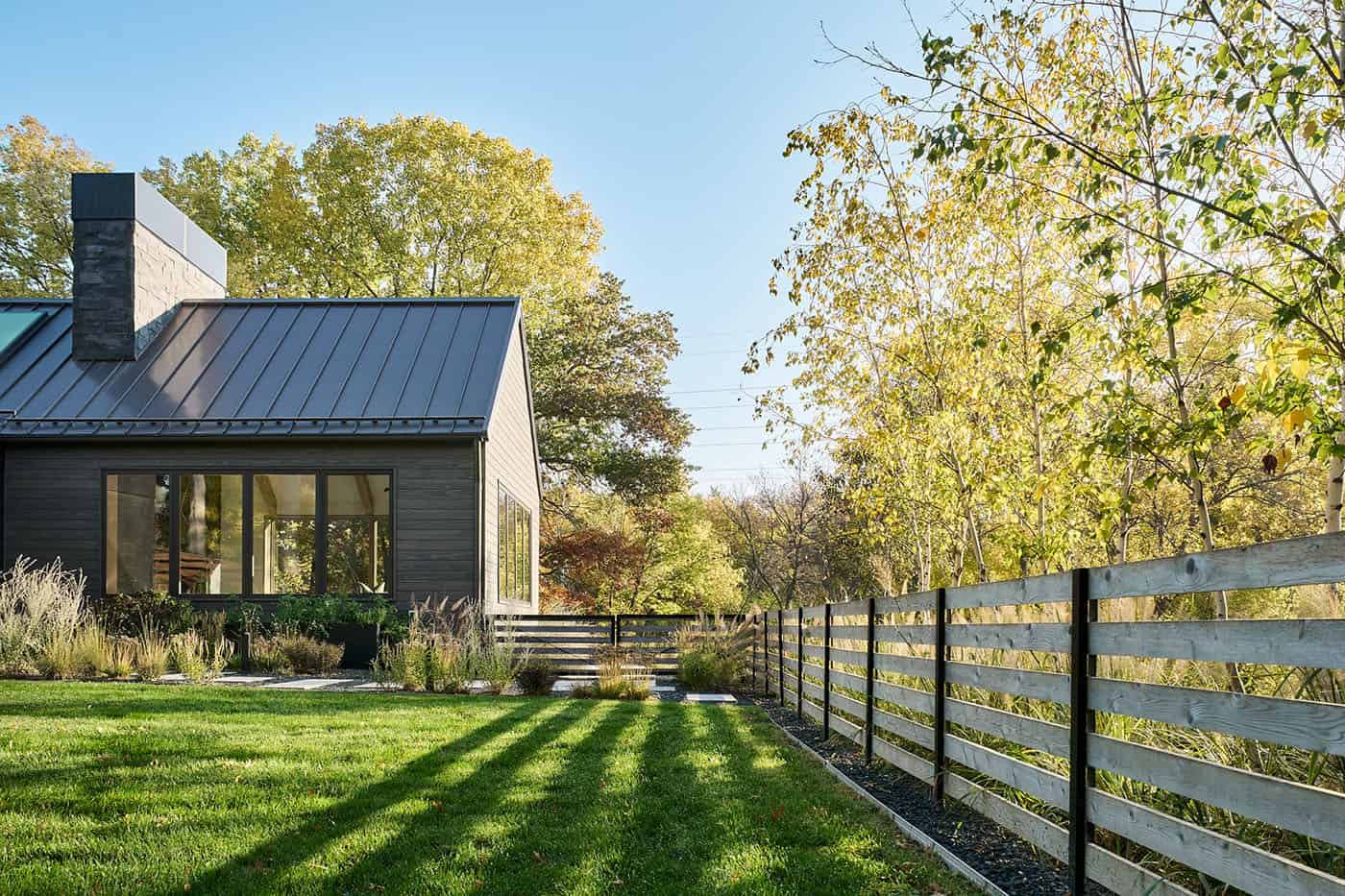 modern-hilltop-home-exterior