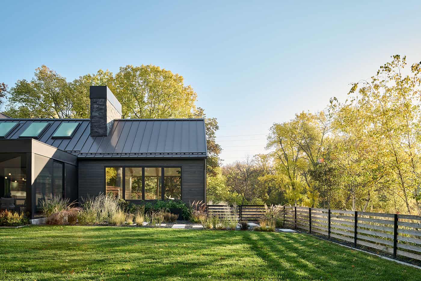 modern-hilltop-home-exterior