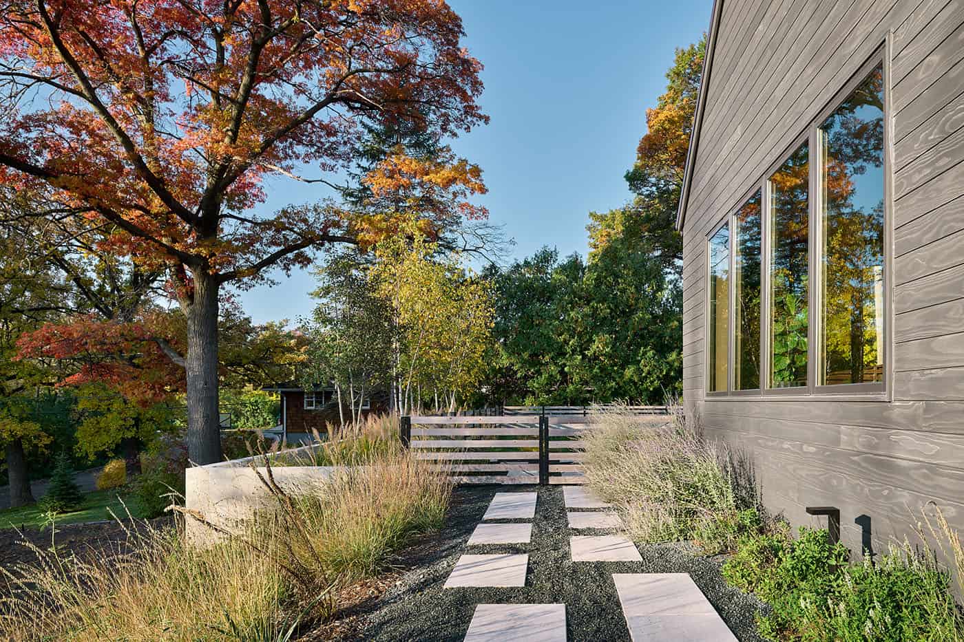 modern-hilltop-home-exterior