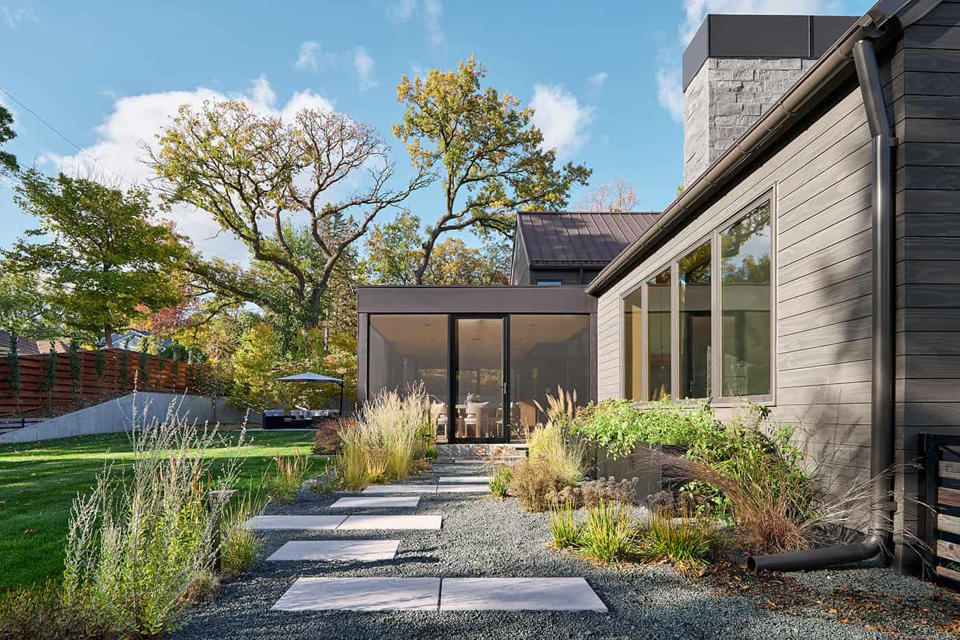 modern-hilltop-home-exterior
