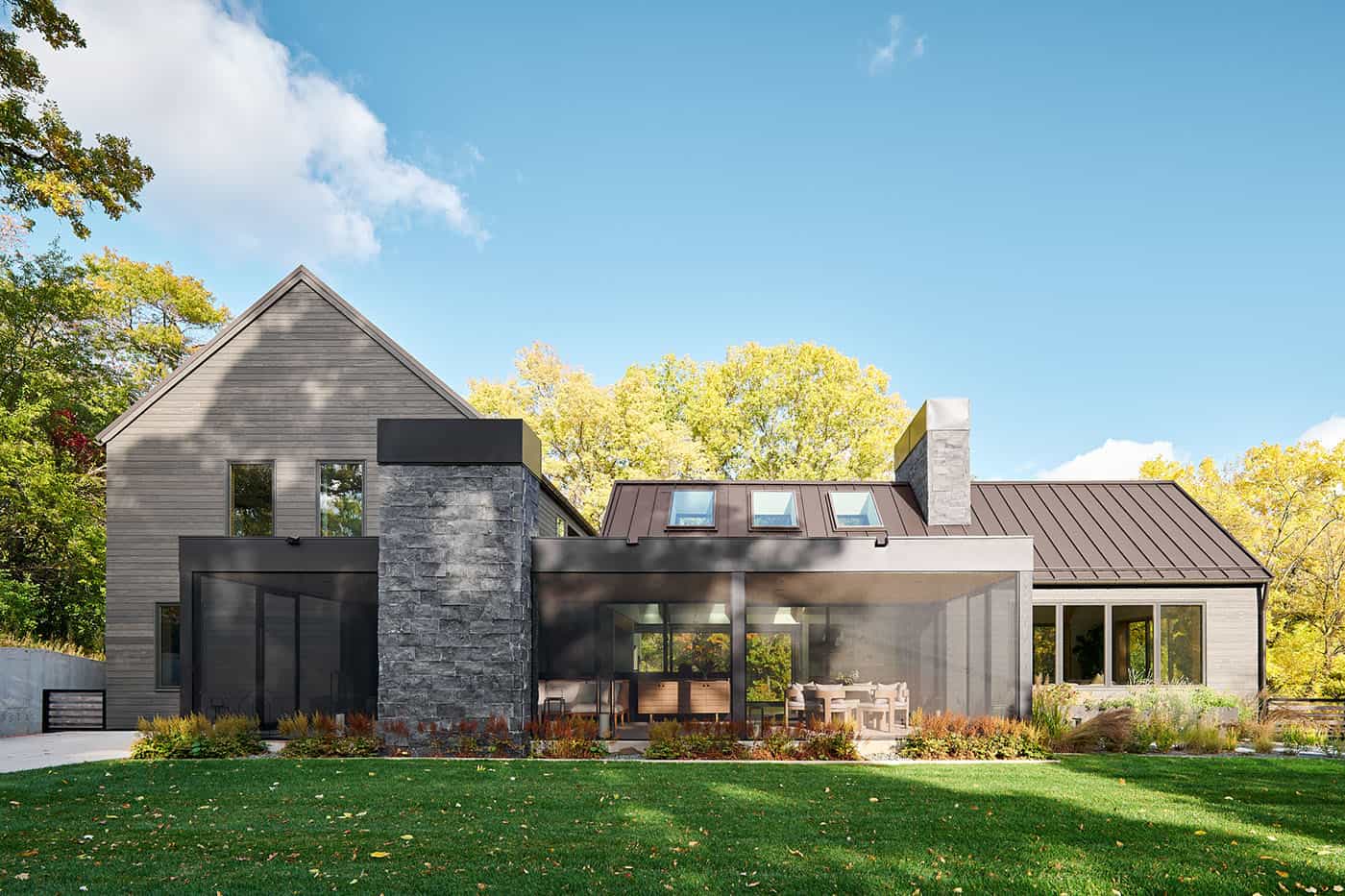 modern-hilltop-home-exterior