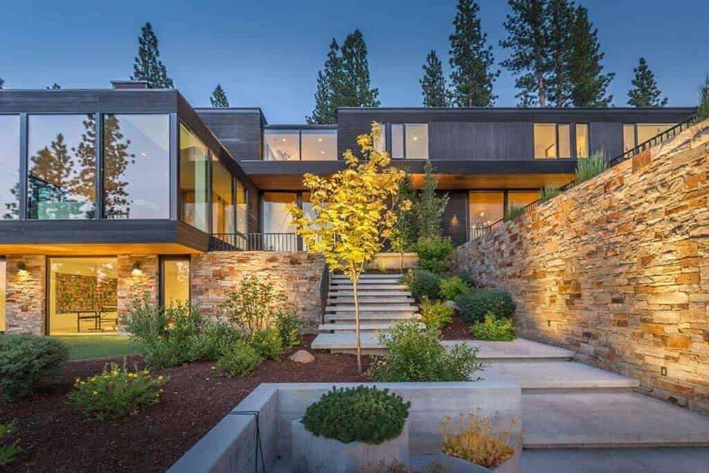 mountain-modern-home-exterior-at-dusk